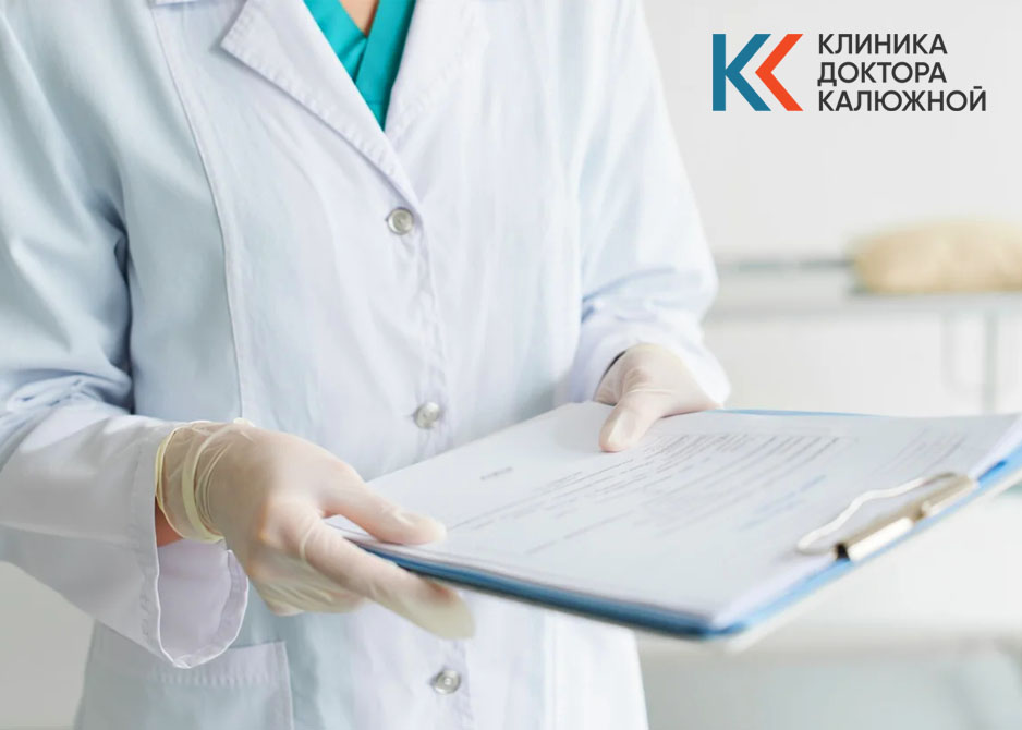 Врач держит стопку документов